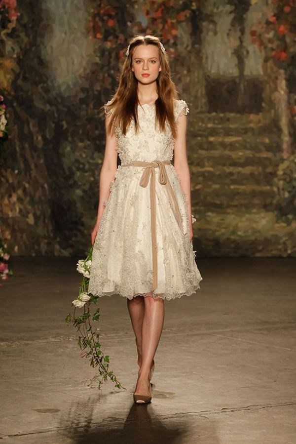 Trends for Bridal Spring 2016. Dress by Jenny Packham. Read more - http://www.hummingheartstrings.de/?p=11310
